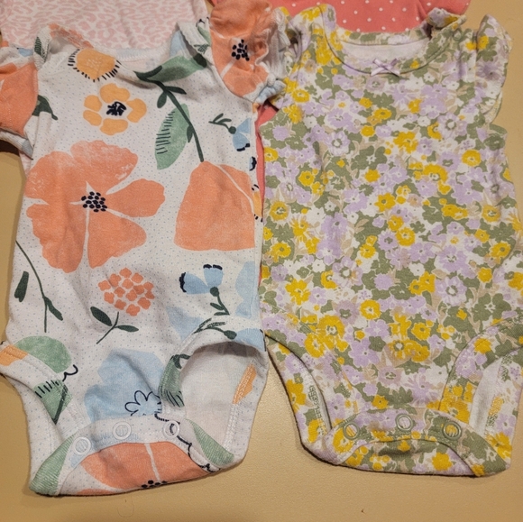 Bundle of 7 NB "Carter's" onesies. Various designs. Like new! - Picture 3 of 5